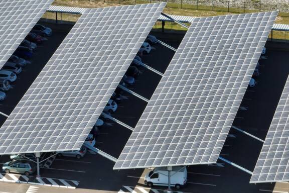 Nouveau guide pour l'installation des ombrières photovoltaïques sur les parcs de stationnement